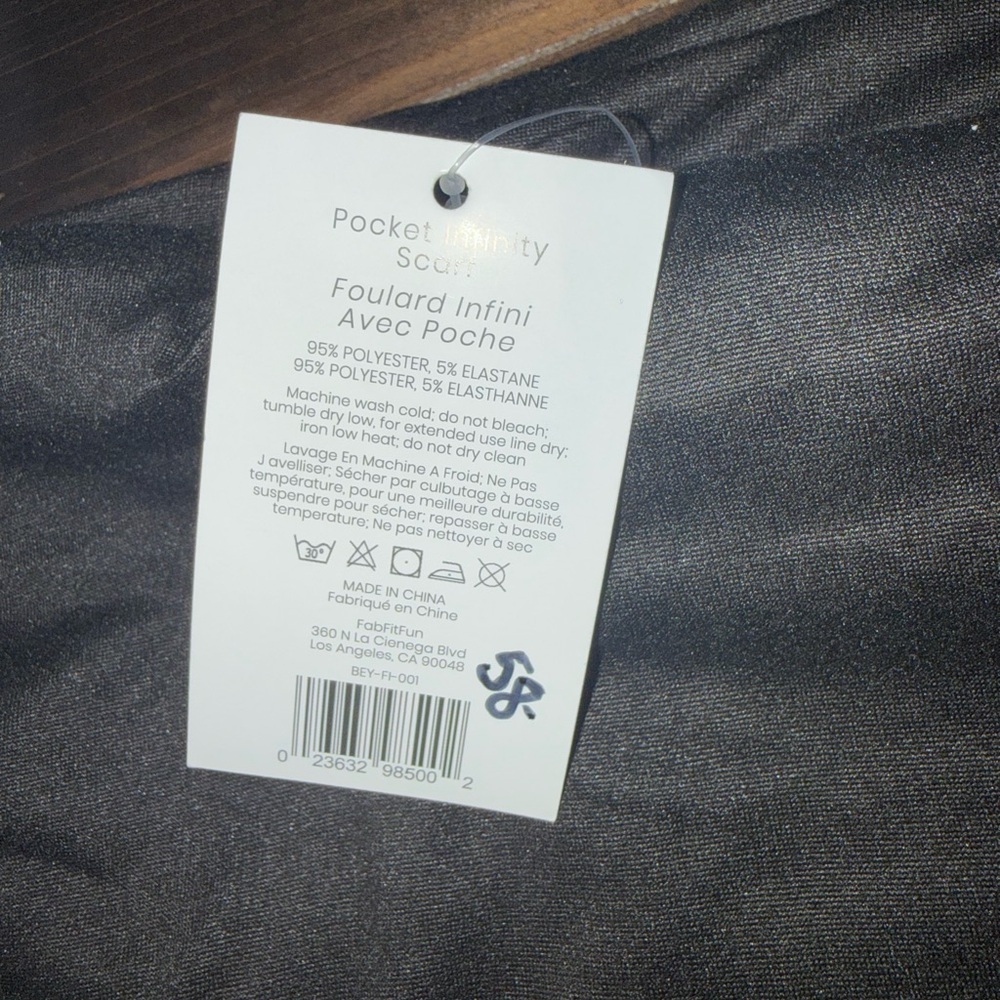 NWT Beyond Yoga Black Infinity Scarf with Pocket - Picture 4 of 5